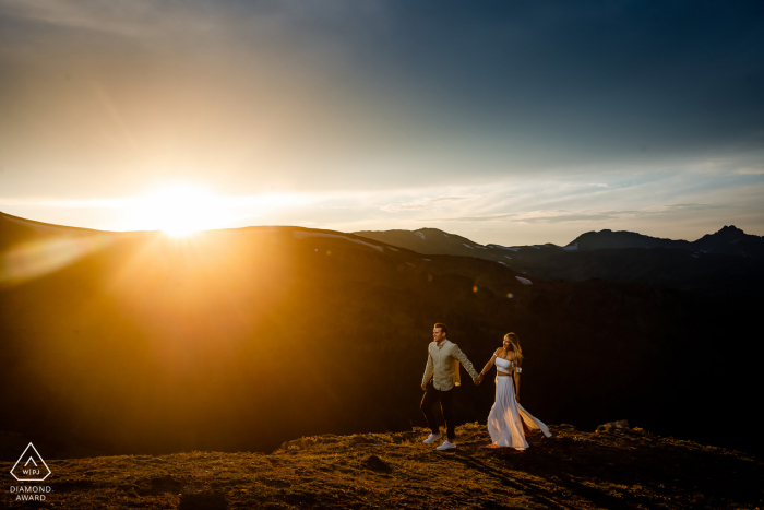 Keystone, CO-Paar E-Shooting einige aktive Laufen zum Licht bei Sonnenuntergang