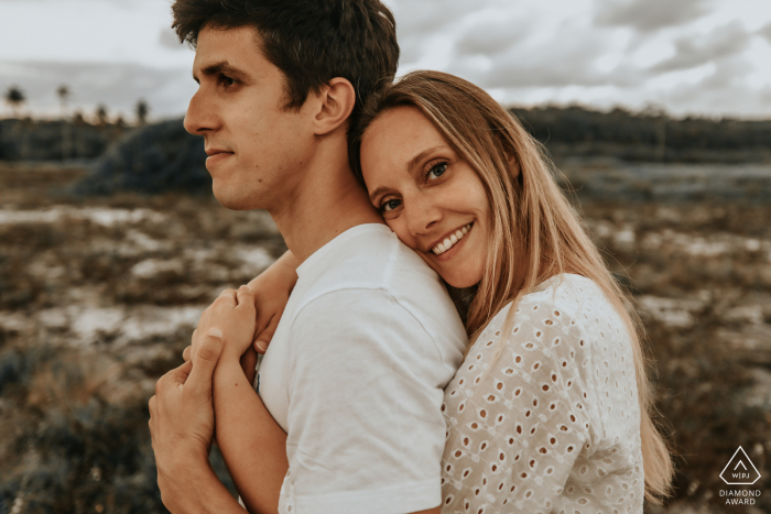 Alagoas werdende Braut und Bräutigam, Model für ein Pre-Wedding-Foto mit einem warmen Lächeln