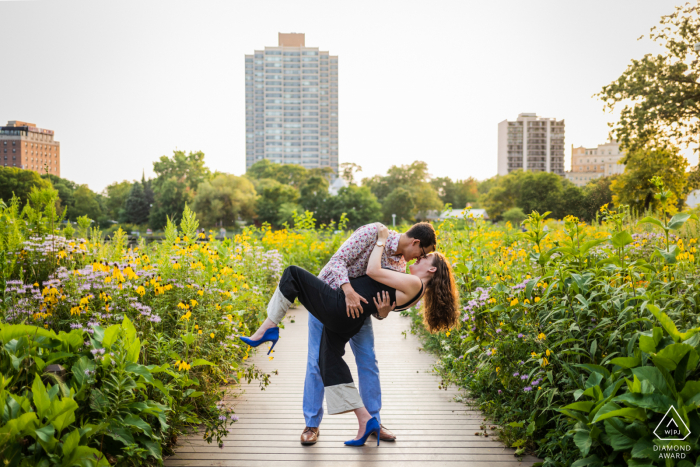 Futuros noivos de Chicago, mergulhando para uma sessão de fotos de noivado antes do casamento no South Pond em Lincoln Park ao pôr do sol