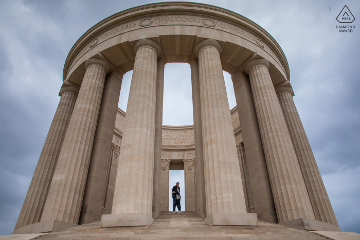 Futuros noivos franceses, modelando para uma foto antes do casamento no Buttes Montsec, mostrando que o amor é uma rocha