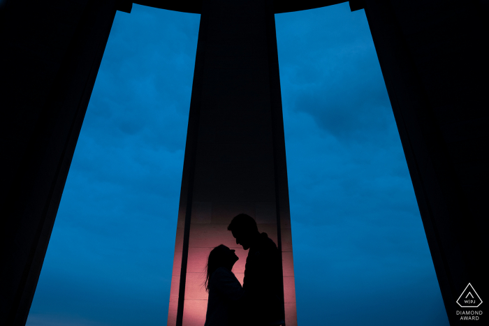 Zukünftige Braut und Bräutigam aus Montsec posieren für ein Verlobungsfotoshooting vor der Hochzeit am Montsec American Monument mit etwas Liebe bei Nacht und einer Kobra