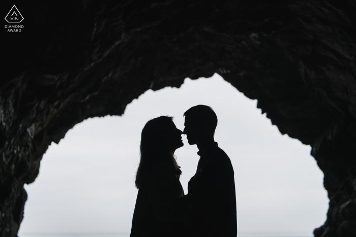 I futuri sposi planguenoi, modellano per una foto pre-matrimonio in Francia con una silhouette BW