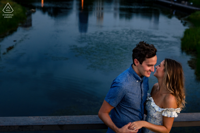 Les futurs mariés de Chicago se posent pour une image de fiançailles créée tout en partageant un rire pour capturer la bague pour montrer la nouvelle relation