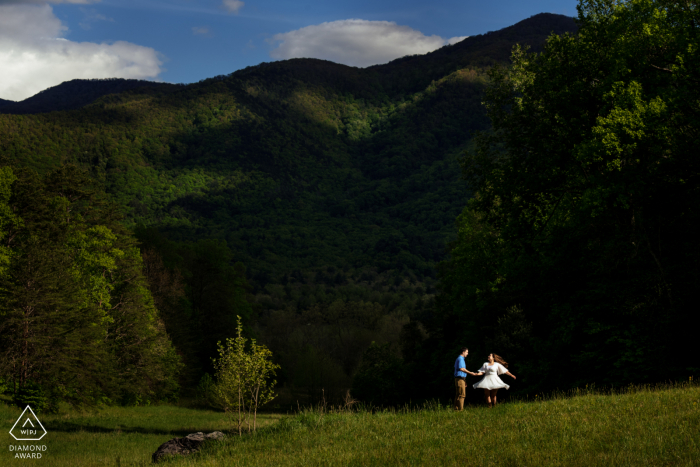 Les futurs mariés d'Asheville, modélisant pour une photo de pré-mariage en Caroline du Nord par le photographe de Caroline du Nord "J'ai utilisé les ombres de la montagne pour me donner un arrière-plan pour faire ressortir le couple. Elle a commencé à tourner et je l'ai capturée dans un grand moment"