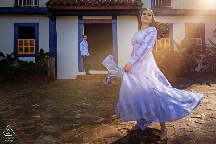 Los futuros novios de Goiás, girando y bailando para una sesión de fotos de compromiso antes de la boda en Pontal do Unutau, Jatai, a la luz del sol de la tarde