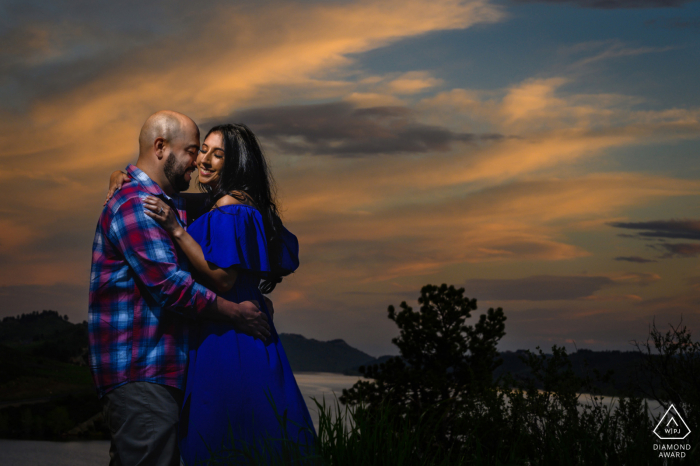 Depósito Horsetooth, Fort Collins, Colorado fuera de la sesión de fotos de preboda ambiental con una pareja disfrutando de un momento en la puesta de sol