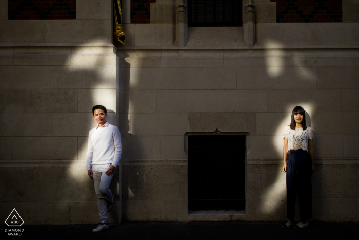 Sur place Paris, France couple shooting portrait de fiançailles tout en chassant le soleil