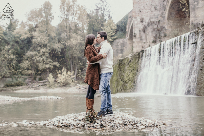 River Bed, Meldola, Italia, coppia ambientale, sessione di immagini pre-matrimonio in un letto di fiume con fogliame autunnale