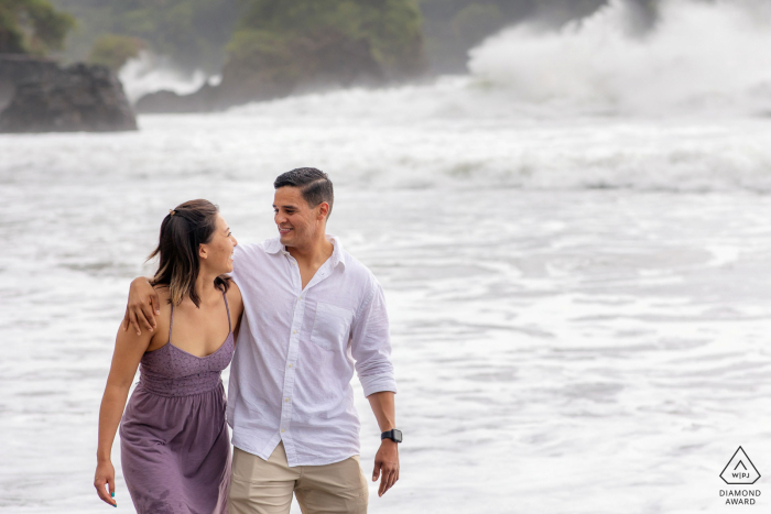 All'aperto Manuel Antonio, Costa Rica, ritratti fotografici di fidanzamento mentre la coppia cammina sulla spiaggia