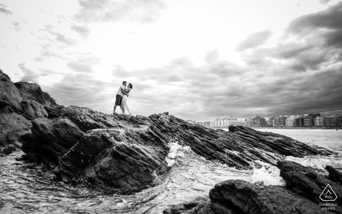 Praia do forte, Cabo Frio, außerhalb der Umwelt, Fotoshooting für ein Paar vor der Hochzeit, das einen kinematografischen Fußabdruck in Schwarzweiß in den Felsen des Meeres zeigt