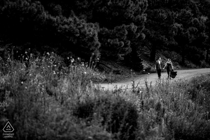 Outdoor Monjeau Lookout, Ruidoso, NM retrato de fotografía de compromiso de pareja en un sendero de tierra