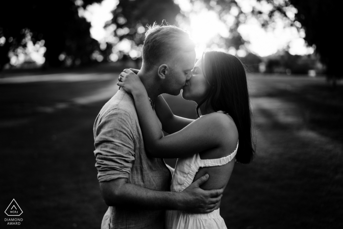 Sessione di immagini pre-matrimonio di coppia ambientale di Perth con un bellissimo bacio in BW insieme