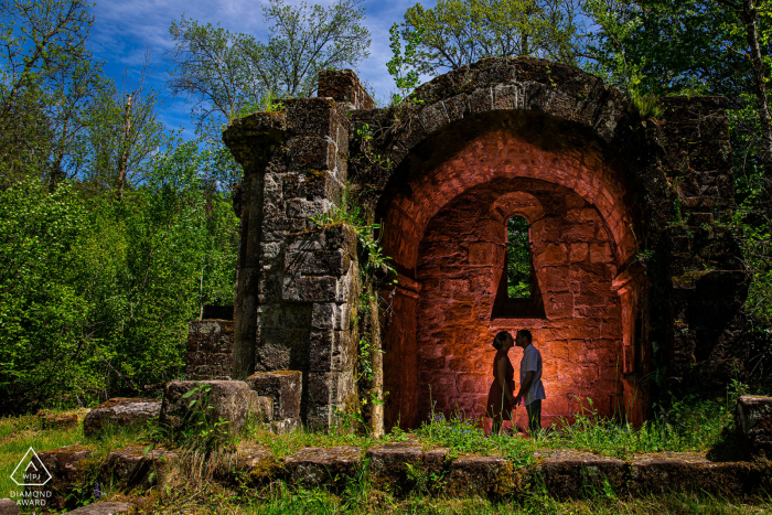 Vogesen außerhalb des Umwelt-Paar-Fotoshootings vor der Hochzeit, das zeigt, dass Liebe ein Fels ist