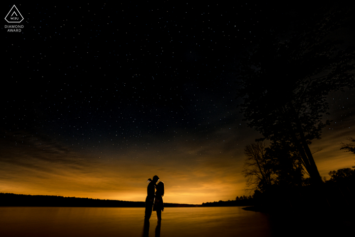 Lago Nockamixon em Quakertown, PA, retrato de casal em fotografia de noivado sob as estrelas na água