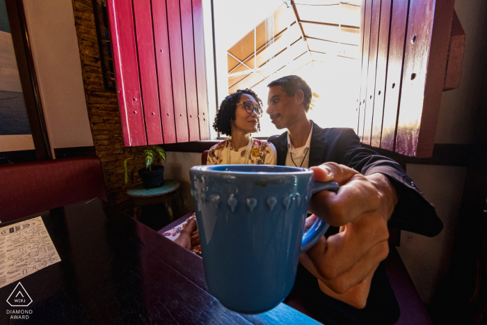 Fotosession eines umweltbewussten Paares aus Alagoas vor der Hochzeit in einem Coffeeshop in Maceió, Brasilien