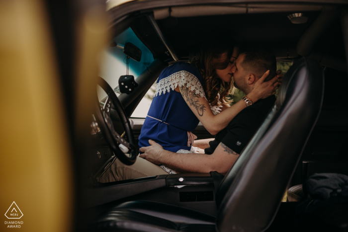 Sesión de retratos previa a la boda de Orleans en el interior de un Hot Camaro muscle car