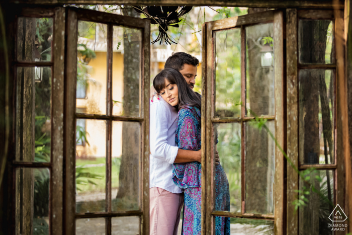 Pre-wedding Juiz de Fora couple photo-session in Minas Gerais with a framed hug in the open windows