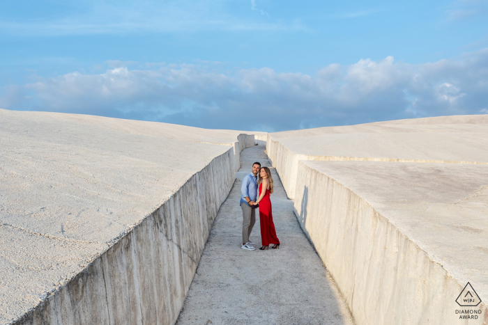 Paarfotosession vor der Hochzeit auf Sizilien im Cretto di Burri, Gibellina in der historischen Stätte in der Provinz Trapani Paarfotosession vor der Hochzeit auf Sizilien im Cretto di Burri, Gibellina in der historischen Stätte in der Provinz Trapani