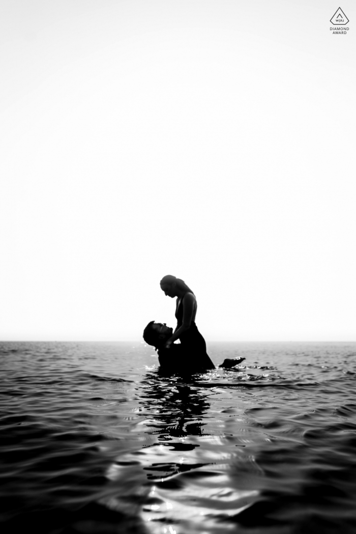 Sessione fotografica pre-matrimonio in bianco e nero sulla spiaggia di Perpignan in Francia con la coppia Dancing in the sea