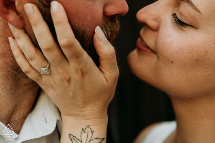 Fotosession vor der Hochzeit im Malecon Puerto Vallarta, Mexiko, die zu einem Nahaufnahmeporträt der Gesichter des Paares und ihres Verlobungsrings führt