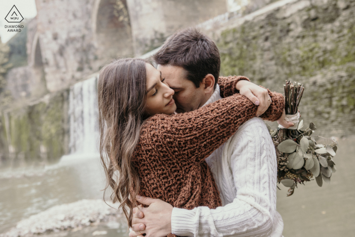 Sessione di ritratto di coppia pre-matrimonio a Forlì in Italia in un letto di fiume con fogliame autunnale