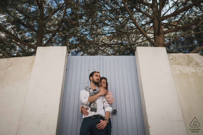 Île d'Yeu, France pre-wedding engagement image-session against a gate entrance from a low angle and symmetrical Île d'Yeu, France pre-wedding engagement image-session against a gate entrance from a low angle and symmetrical