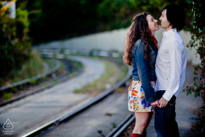 Sessão de fotos do casal em São Francisco antes do casamento com alguns pássaros da CA perto dos trilhos da ferrovia