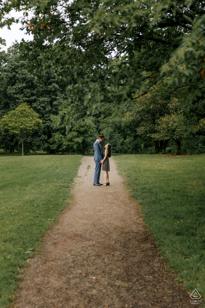 Séance photo de couple pré-mariage à Boston City sur un sentier dans l'herbe du parc naturel