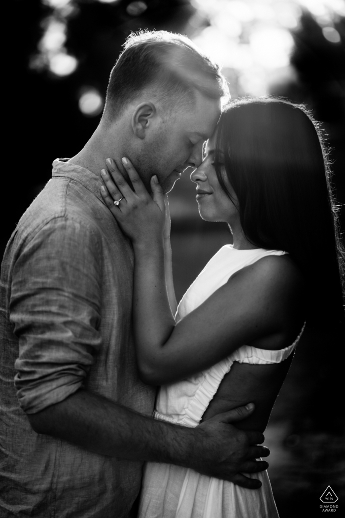 Schwarz-Weiß-Fotosession vor der Hochzeit in Perth, AUS mit einem wunderschönen Sonnenuntergang und einer zärtlichen Umarmung