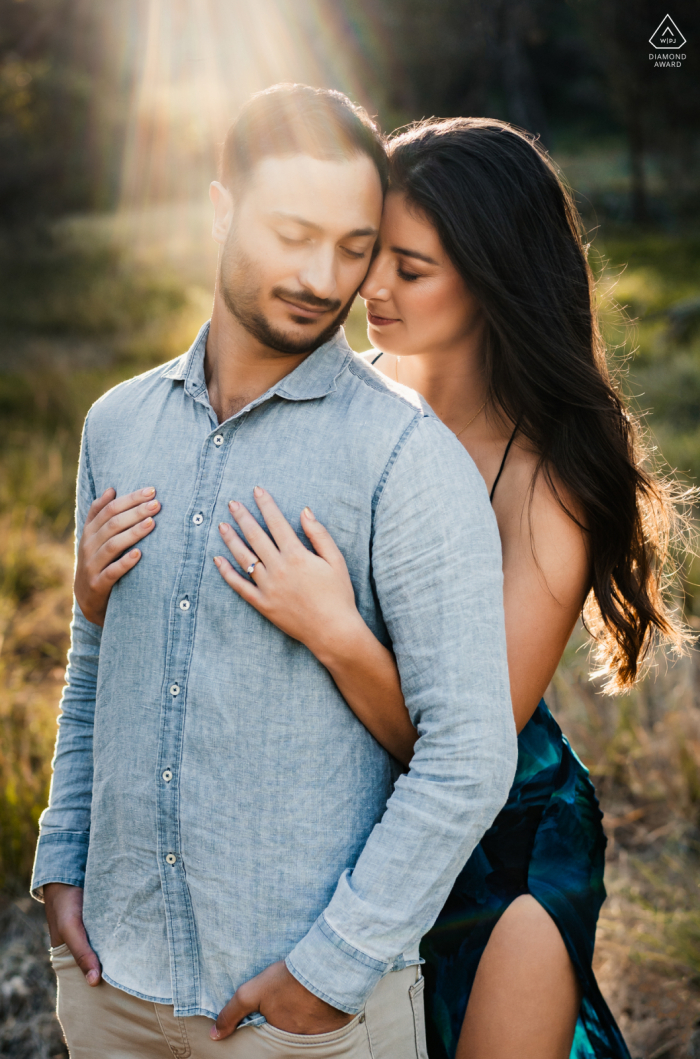 Perth Pre-Wedding-Verlobungs-Image-Session in Westaustralien während einer netten Umarmung zusammen in den Sonnenstrahlen