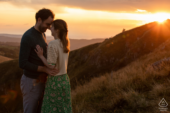 Retrato da sessão de fotos do casal Vosages antes do casamento de Honeck ao pôr do sol nas colinas e montanhas