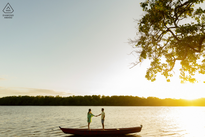 Séance d'images de fiançailles du couple Palatéia avant le mariage à Alagoas avec une marée sèche, une île déserte et le soleil en arrière-plan, Cadre idéal pour enregistrer l'amour