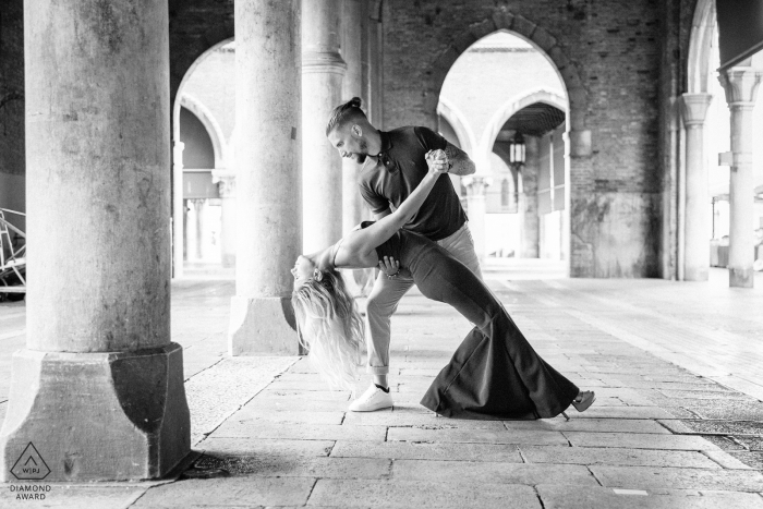 Portraits de Venise avant le mariage pour un couple amusant dansant au marché aux poissons du Rialto