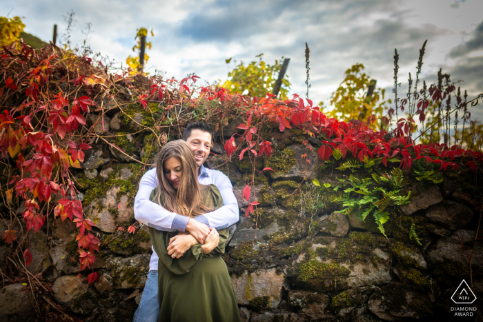 Una sesión previa a la boda en el castillo de Kaysersberg, Alsacia, destacando la diversión que están teniendo juntos en los colores del otoño.