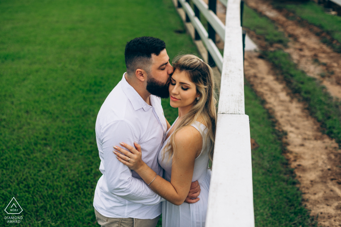 Sessão de fotos de Nova Friburgo para um casal de noivos despreocupados que fica evidente nesta imagem romântica