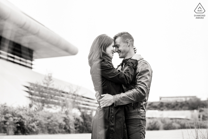 Nantes pré-casamento retratos para um casal divertido cara a cara em BW