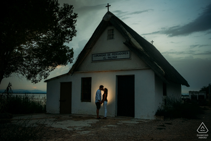 Sesión de fotos de compromiso preboda de L'Albufera para pareja en un cuartel de Valencia