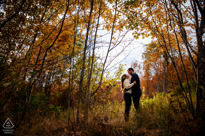 Pisgah National Forest, Asheville, NC Portraits vor der Hochzeit für ein lustiges Paar in einer Szene, die die Landschaft ergänzt