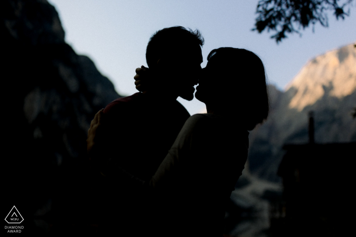 Dolomites aimant l'engagement Silhouette d'un couple s'embrassant entre les montagnes avant le lever du soleil