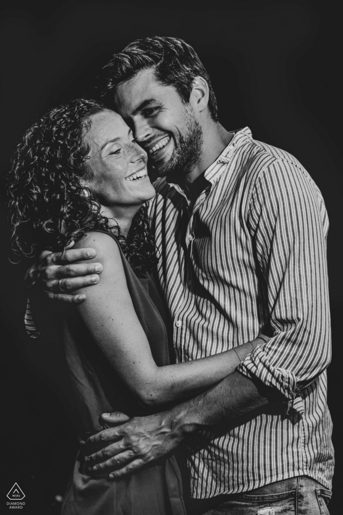 Portrait avant le mariage de Bavière d'un couple qui rit en BW