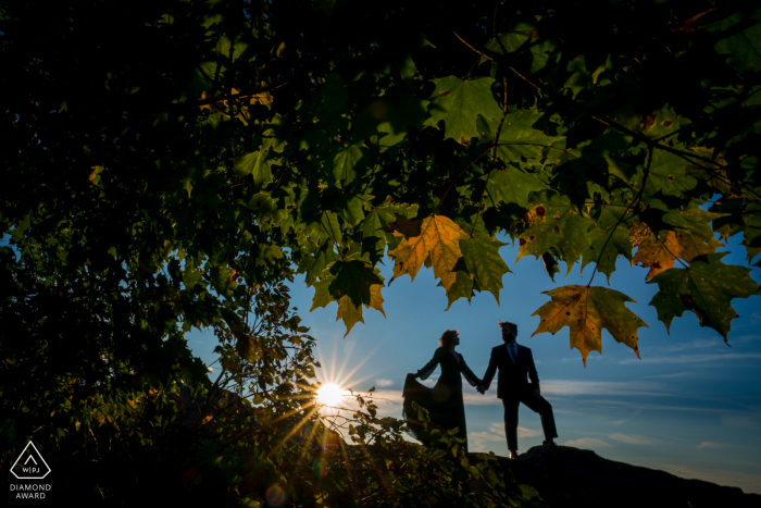 Parque Nacional Shenandoah retrato previo al matrimonio de una pareja que estaba dando un paseo con un sol