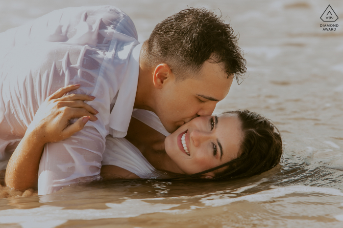 A pre-wedding São Miguel dos Milagres engagement session with a couple showing us that Really the makeup is water resistant 