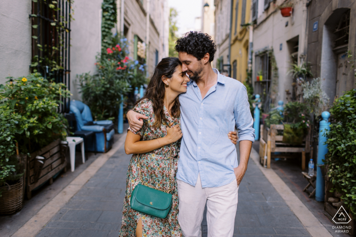 Ein französischer Hochzeits-, Elopement- und Verlobungsfotograf hat dieses künstlerische, urbane Porträt dieses Paares aus Marseille bei einem Spaziergang durch die engen Gassen der Stadt erstellt