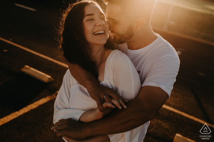 Un fotografo di matrimonio, fuga e fidanzamento a Paranà ha creato questo ritratto artistico e giocoso di questa coppia brasiliana ad Assis Chateaubriand che si abbraccia alla calda luce del sole pomeridiano