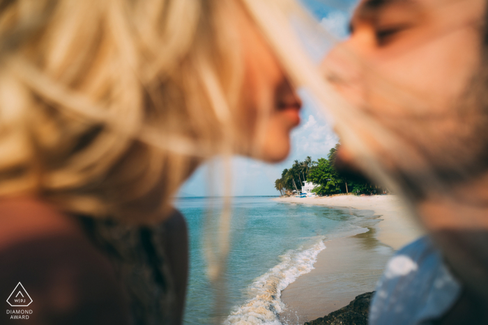 Fotograf ślubny, zaręczynowy i zaręczynowy z Koh Samui stworzył ten kreatywny portret na plaży tej pary Mimosa na plaży z wiatrem