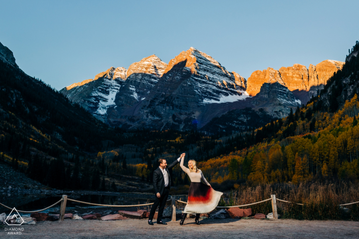 Um fotógrafo de casamento, fuga e noivado de Denver criou este retrato artístico de montanha deste casal do Colorado em Maroon Bells, ilustrando-os dançando nas montanhas