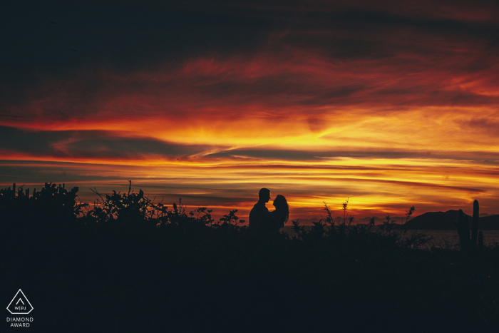 Un fotógrafo de bodas, fugas y compromisos de Nova Friburgo creó este creativo retrato al atardecer de esta pareja de Río de Janeiro recortada por el atardecer