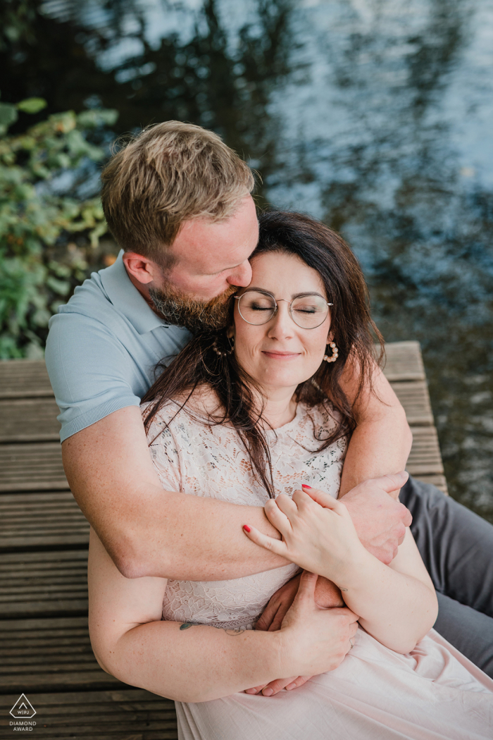 Um fotógrafo de casamento, fuga e noivado de Hagen criou este retrato criativo e adorável desse casal Wittten abraçado em um banco de parque