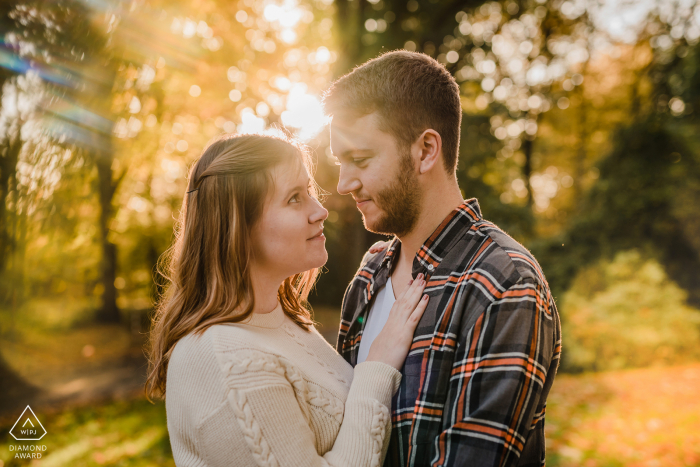 Ein NRW-Hochzeits-, Elopement- und Verlobungsfotograf hat dieses künstlerische, abenteuerliche Porträt des Dortmunder Paares in einem herbstlichen Park erstellt