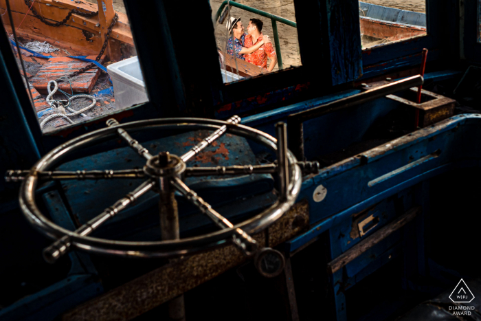 Fotografía de retrato de estilo de vida de Tailandia para una pareja de Phuket en un barco y vista desde el timón del capitán